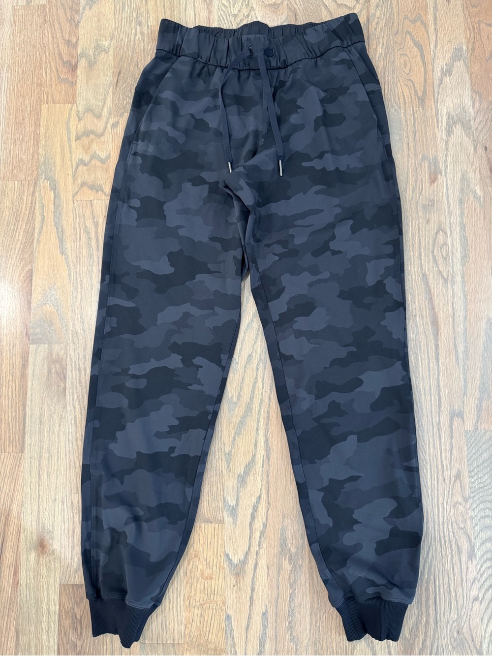 Lululemon On The Fly Dark Gray Camo Jogger Pants - size S/M